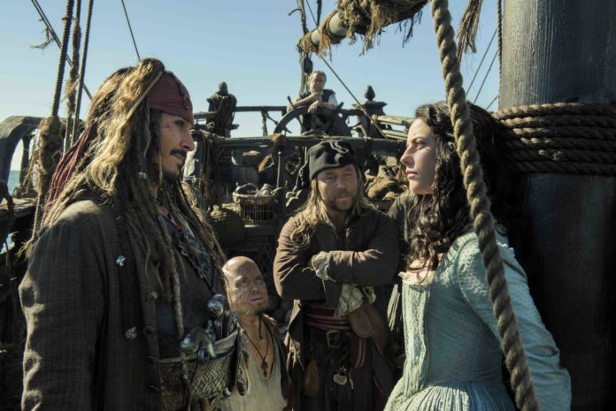 Johnny Depp e Kaya Scodelario in Pirati dei Caraibi – La vendetta di Salazar