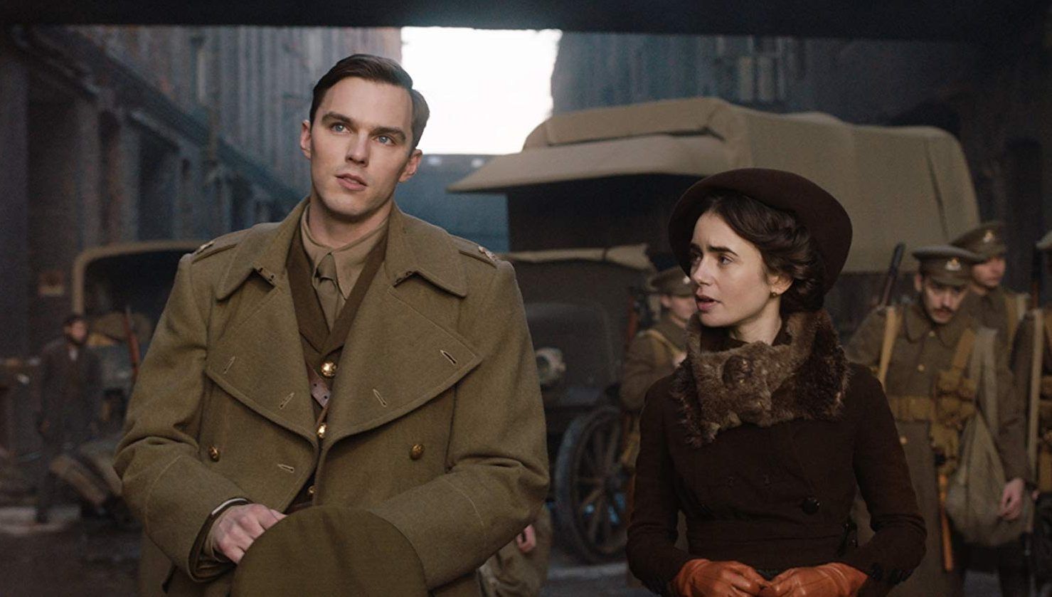 Nicholas Hoult e Lily Collins in Tolkien