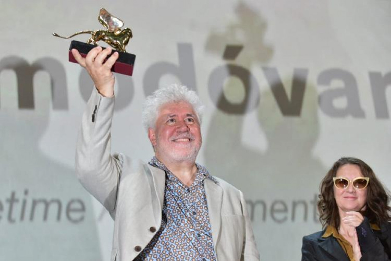 Pedro Almodóvar riceve il Leone d'oro alla carriera