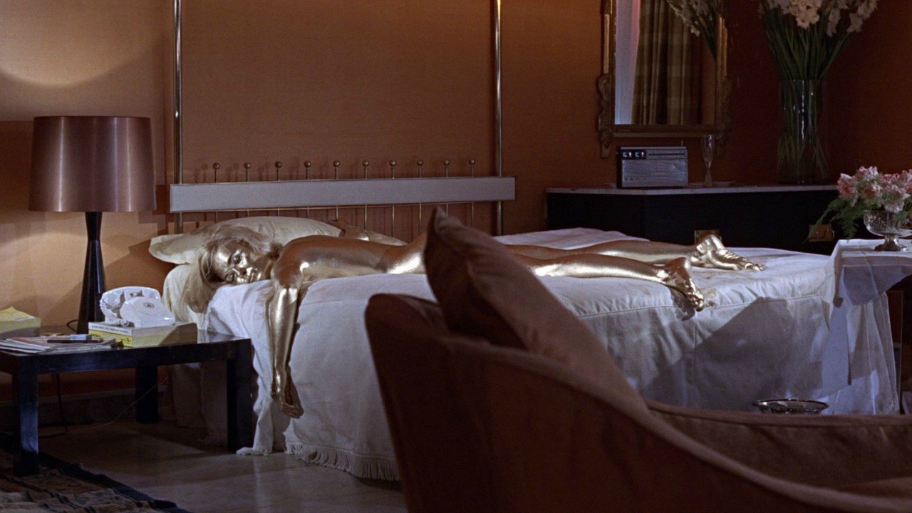 James Bond scopre il cadavere dorato di Jill Masterson (Shirley Eaton) in Goldfinger