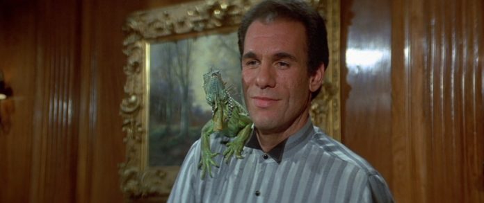 Franz Sanchez (Robert Davi) e la sua iguana in 007 - Vendetta privata