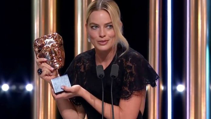 BAFTA 2020: Margot Robbie riceve il premio di Brad Pitt