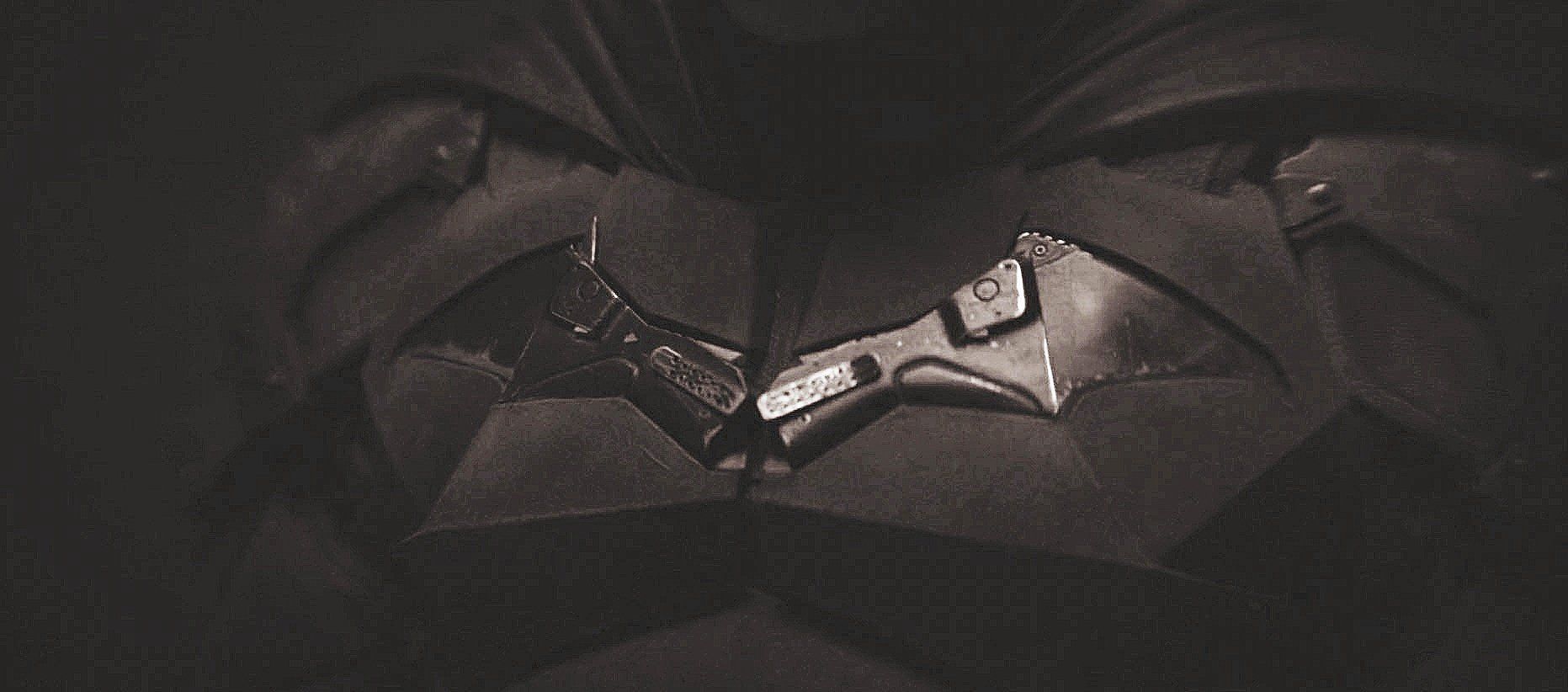 Il simbolo del pipistrello formato dalla pistola