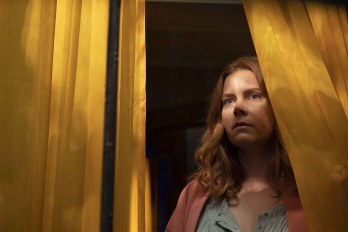 La donna alla finestra recensione film Netflix di Joe Wright con Amy Adams