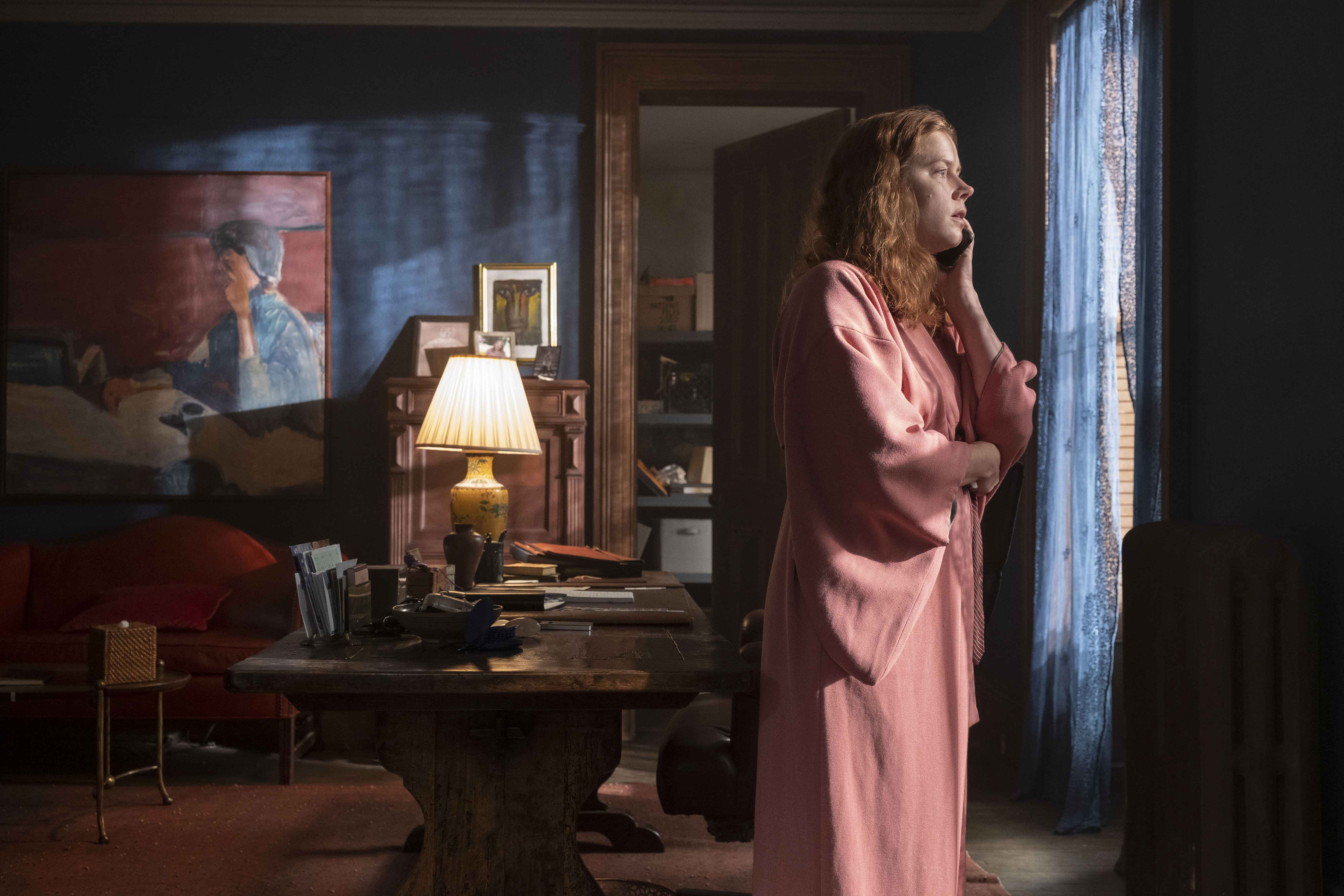 La donna alla finestra recensione film Netflix di Joe Wright con Amy Adams