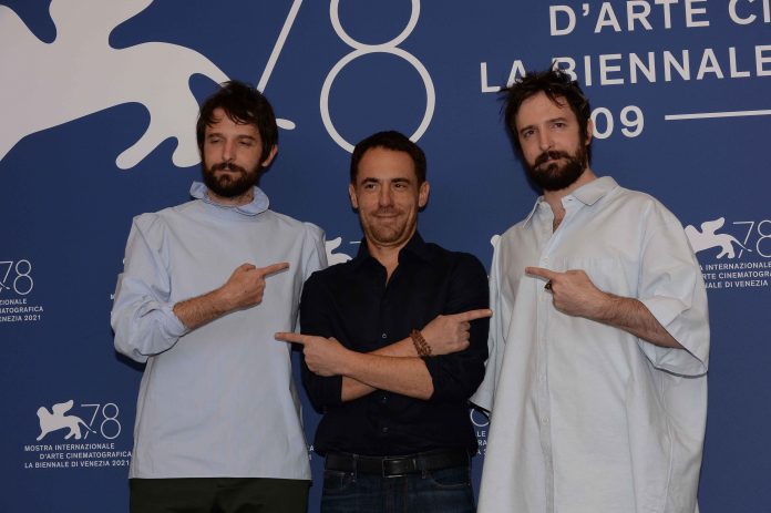 Elio Germano con i fratelli Fabio e Damiano D'Innocenzo alla presentazione di America Latina