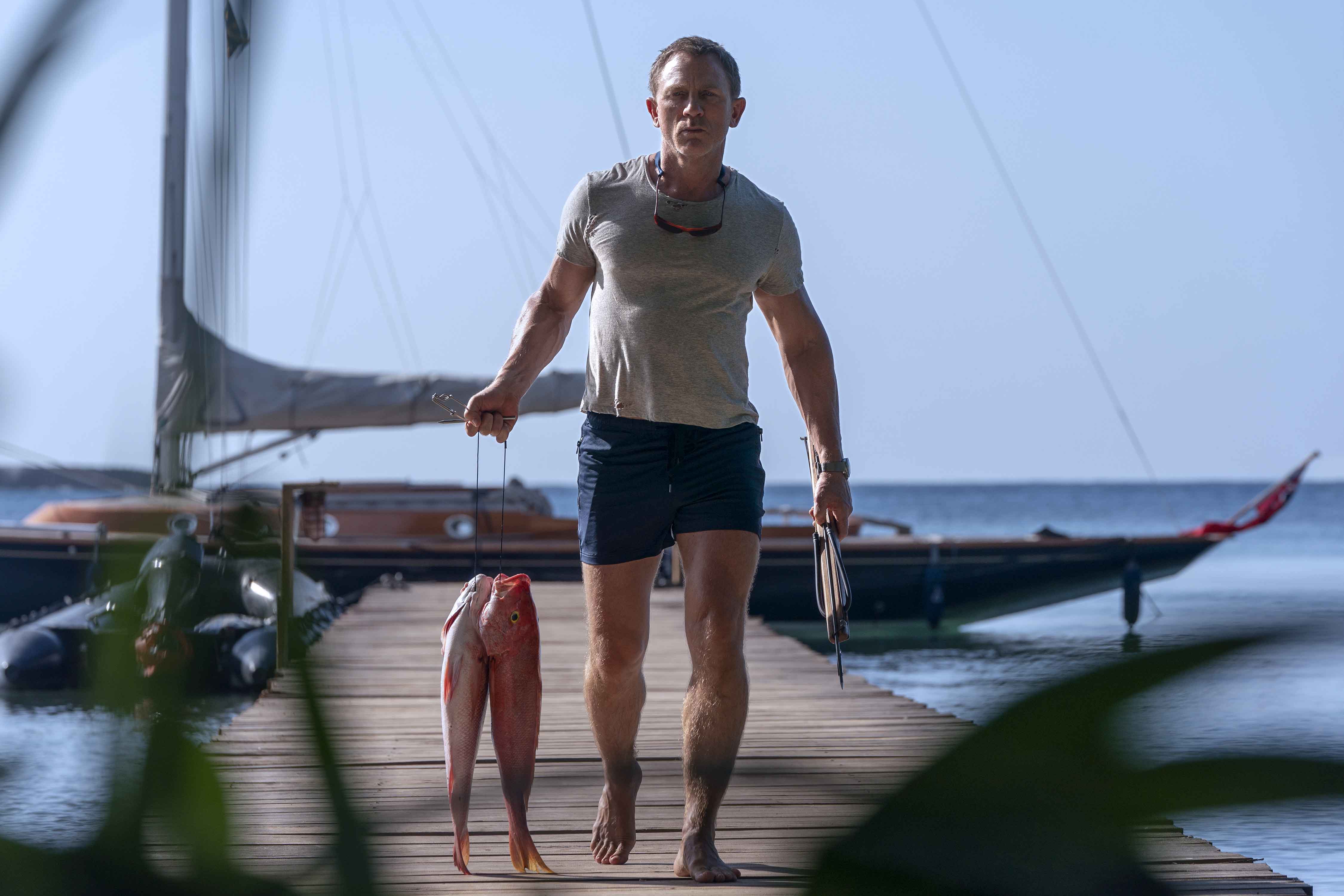 Daniel Craig va a pesca dopo essersi ritirato da agente 007