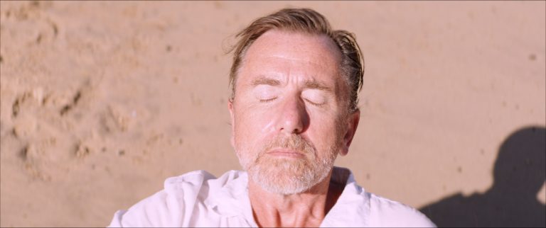 Sundown recensione film di Michel Franco con Tim Roth e Charlotte Gainsbourg