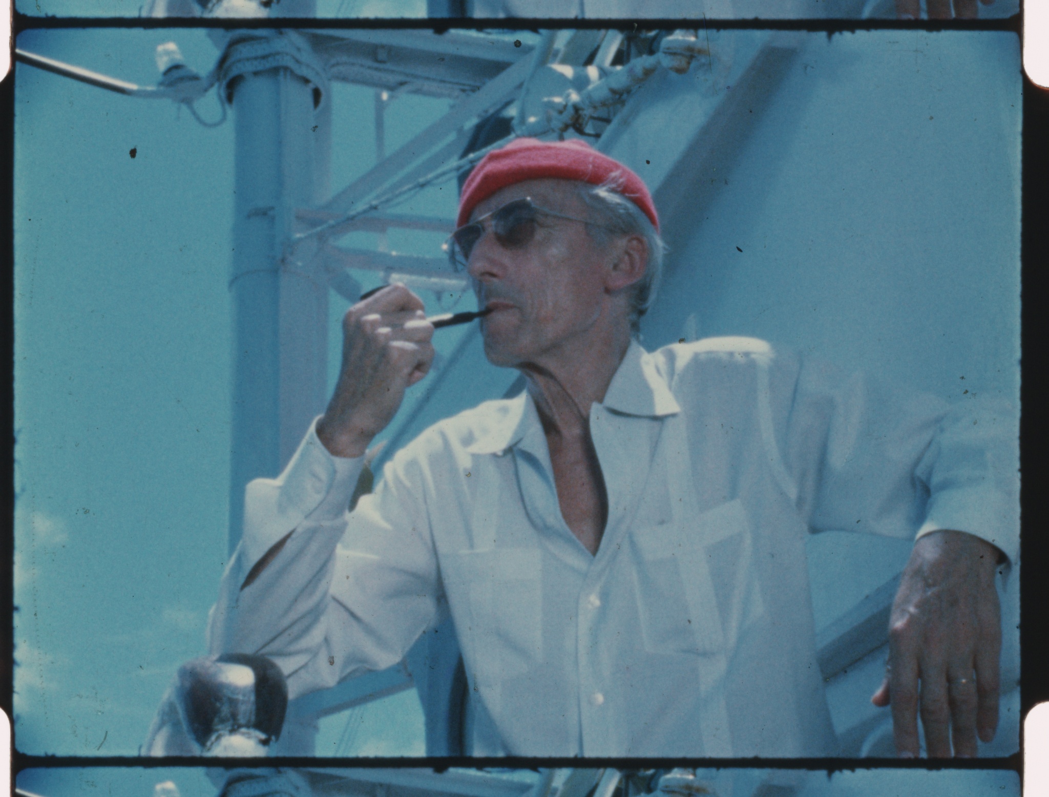 Jacques Cousteau con l'iconico berretto rosso a bordo della sua nave Calypso negli Anni '70