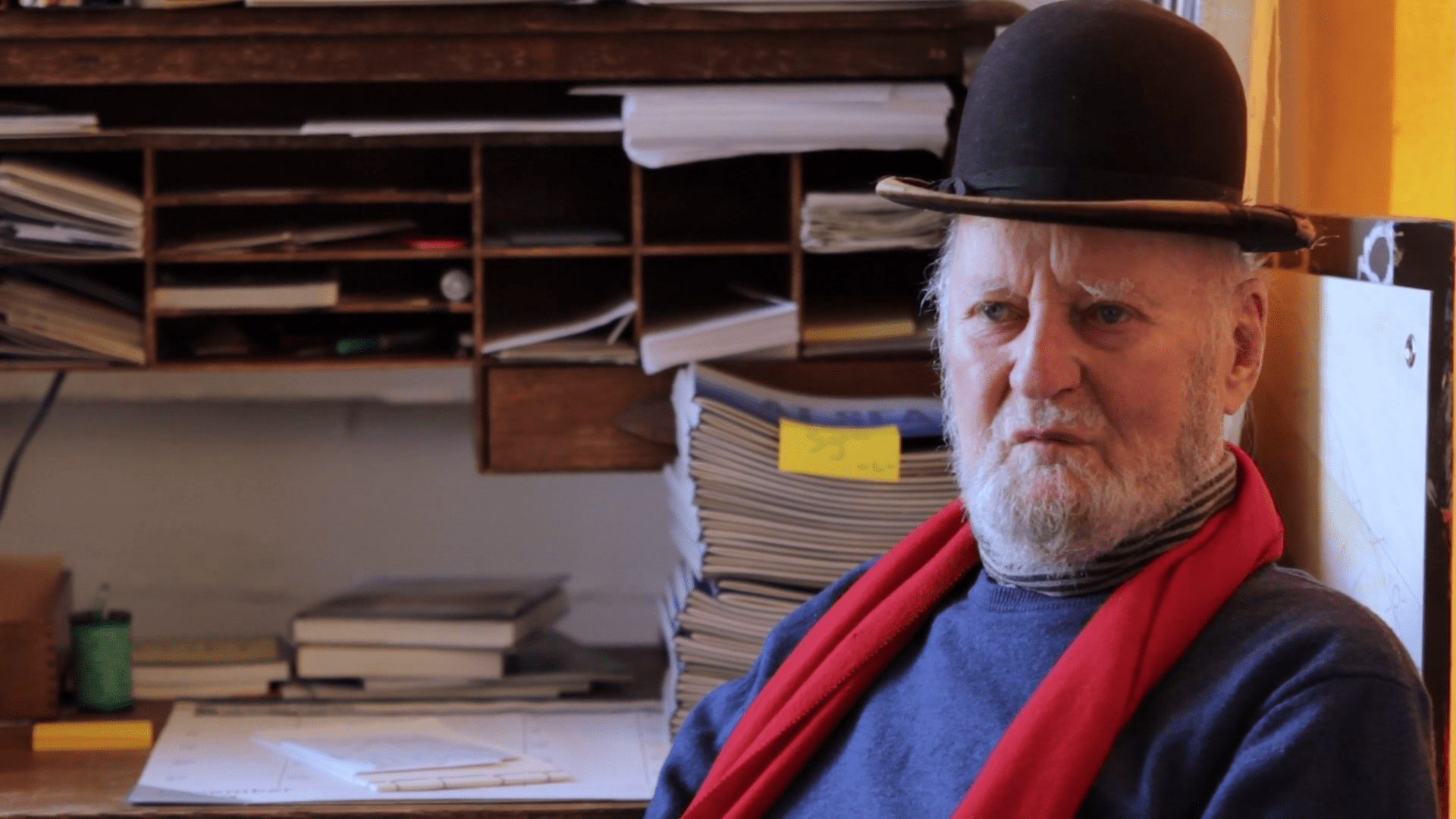 Lawrence Ferlinghetti indossa il cappello di Charlie Chaplin