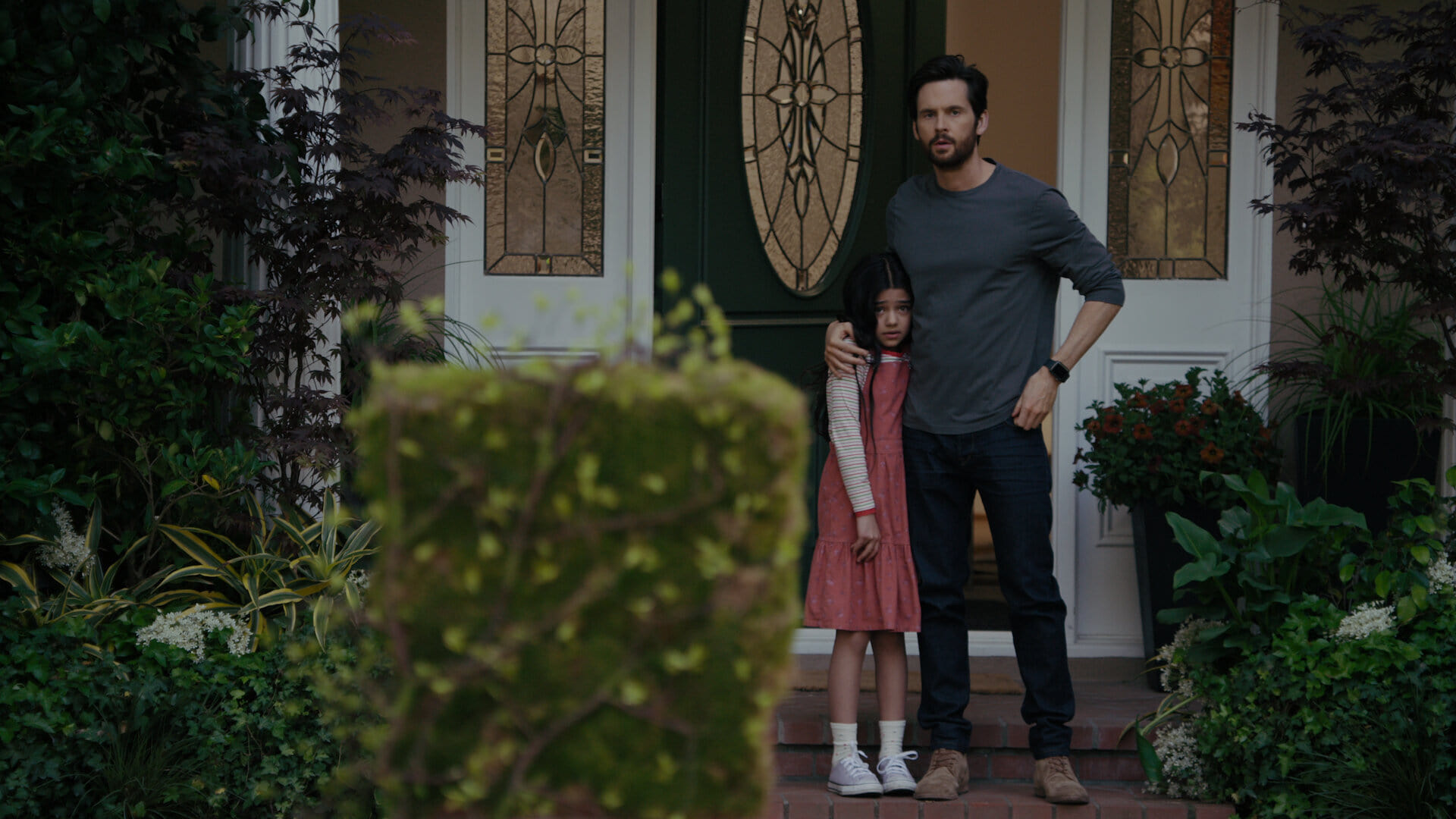 La donna nella casa di fronte alla ragazza dalla finestra recensione serie TV Netflix con Kristen Bell