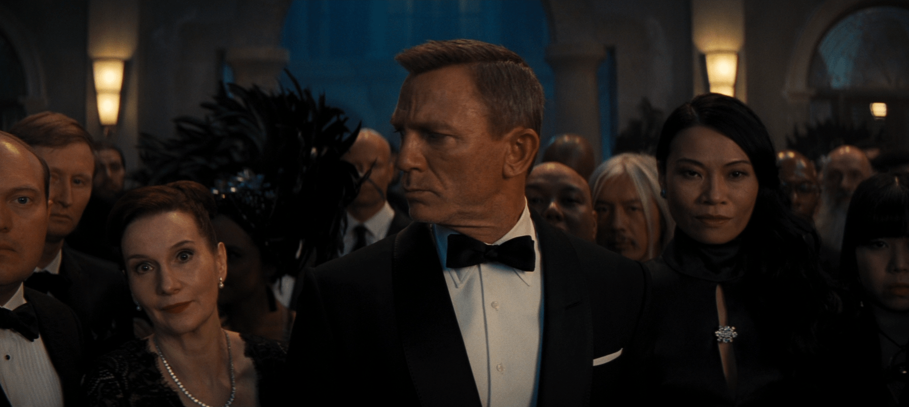 James Bond si accorge di avere di fianco il Dr. Vogel (Brigitte Millar)