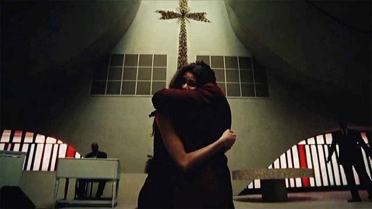 Rue abbraccia il padre in chiesa durante un’allucinazione