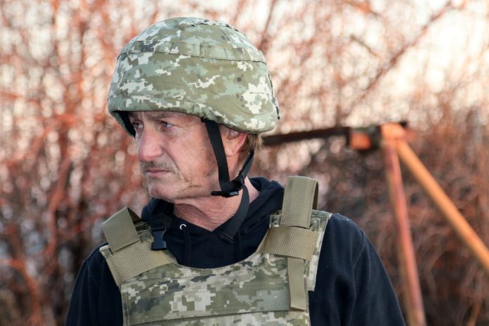 Sean Penn a Kiev gira un documentario sulla guerra tra Russia e Ucraina