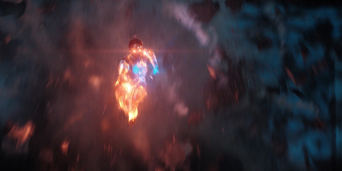 Superior Iron Man e Tom Cruise volando con la fantasia