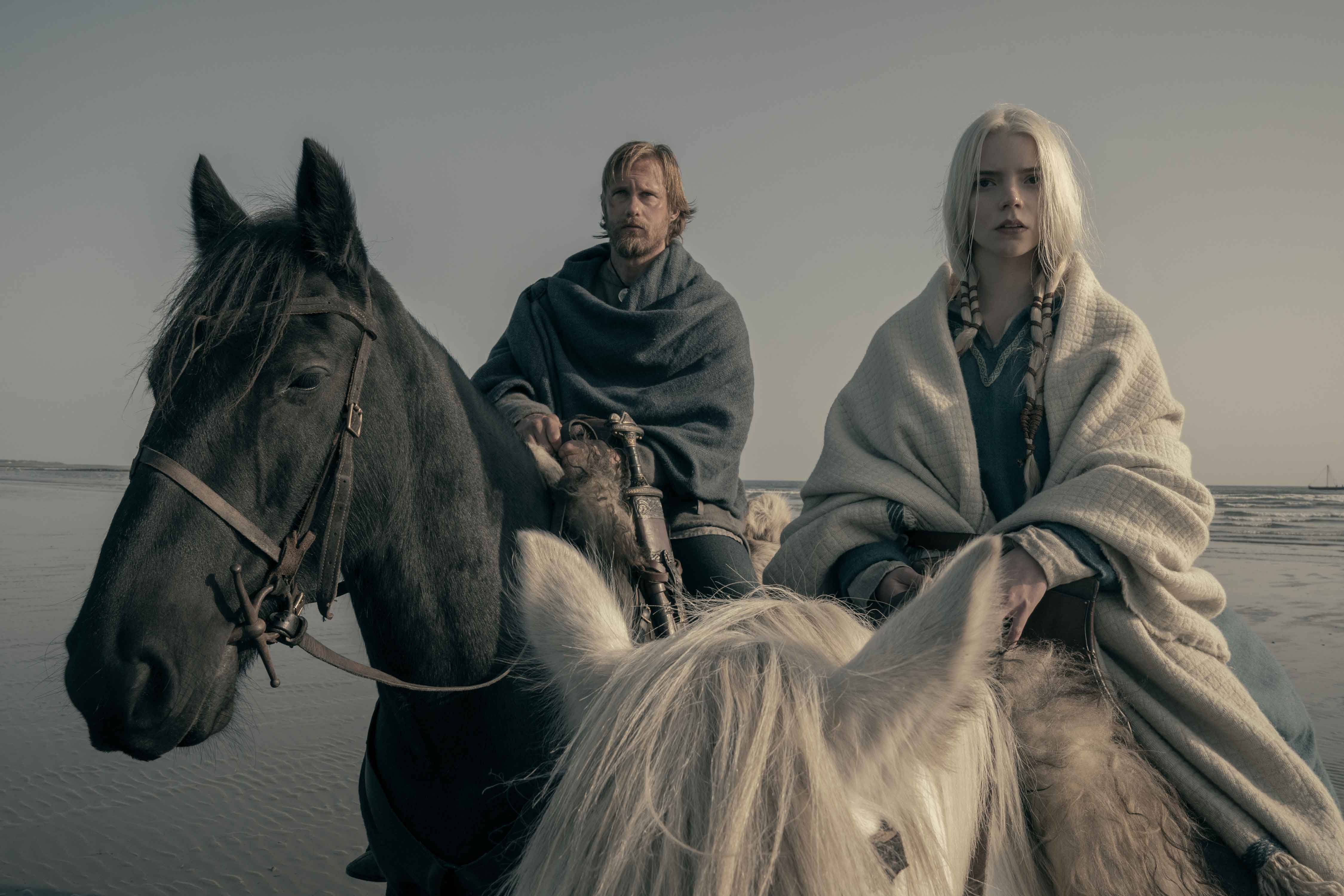 Alexander Skarsgård e Anya Taylor-Joy in The Northman