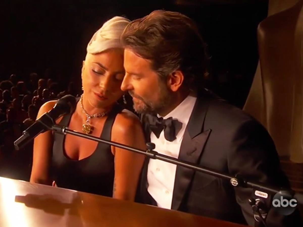 Lady Gaga e Bradley Cooper cantano Shallow durante la notte degli Oscar