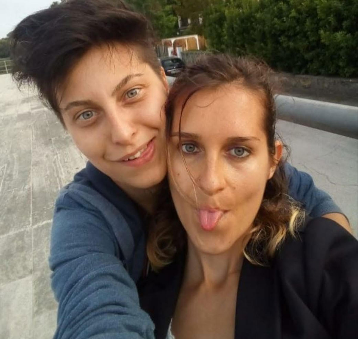 Elisa Pomarelli con la sorella Debora