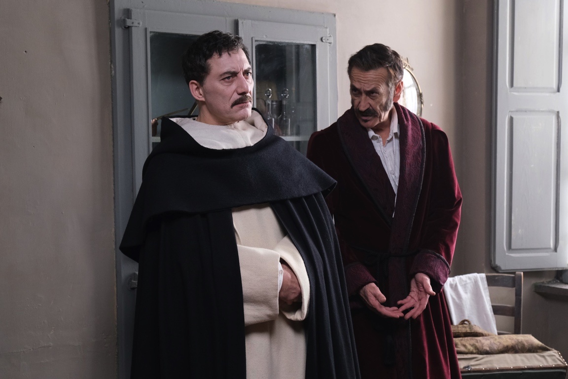 Giordano Bruno (Filippo Timi) ammonisce Bartolomeo Proietti (Marco Giallini) ne Il Principe di Roma