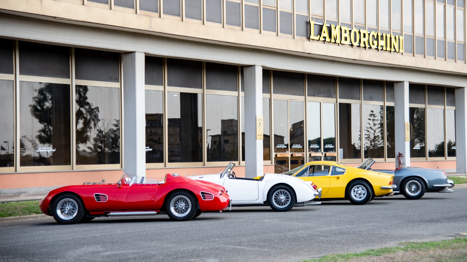 Gli esterni dello stabilimento Lamborghini (credits: Lambofilm/Zian Films/Grindstone Entertainment Group/Iervolino & Lady Bacardi Entertainment/Lionsgate)