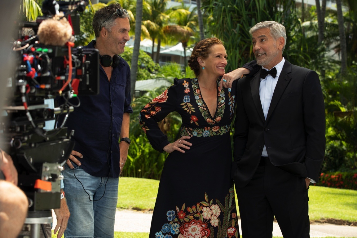 Il regista Ol Parker con Julia Roberts e George Clooney sul set di Ticket to Paradise