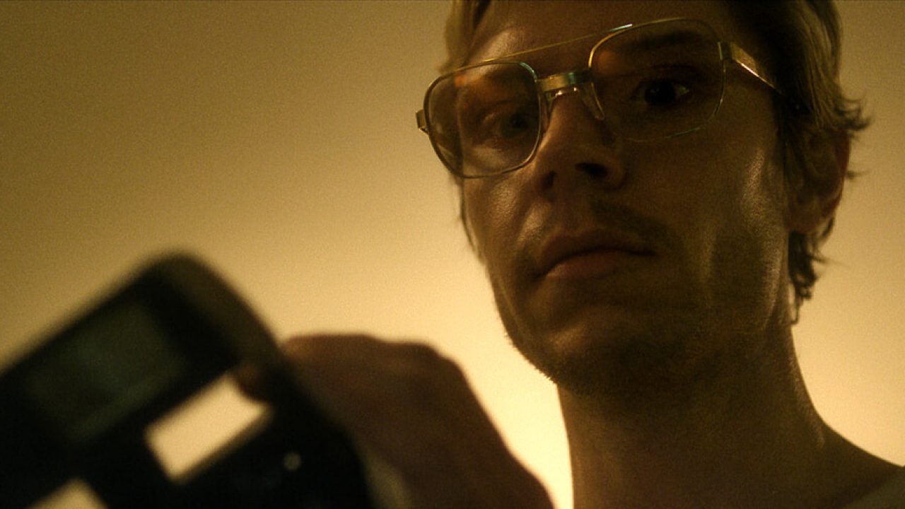 Evan Peters interpreta Jeffrey Dahmer