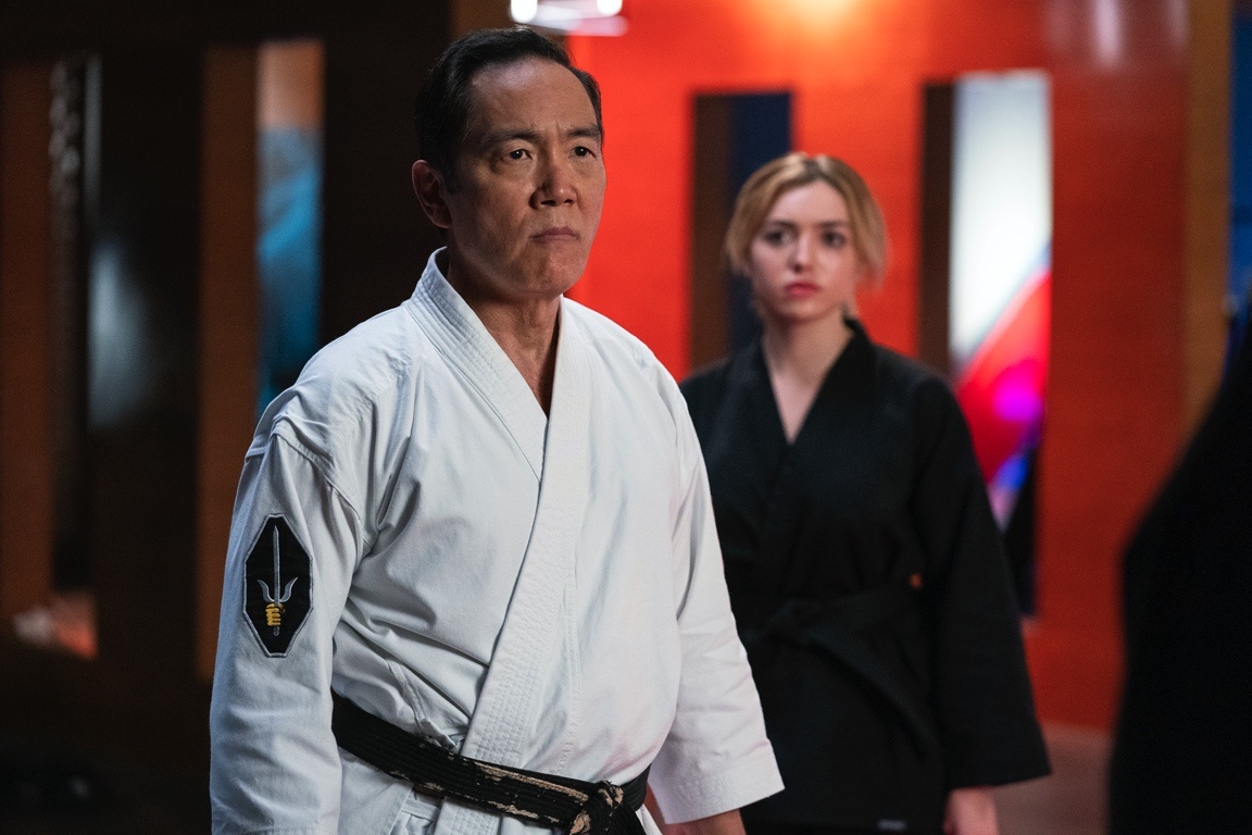 Yuji Okumoto e Peyton List in Cobra Kai 5 (Cr. Curtis Bonds Baker/Netflix © 2022)