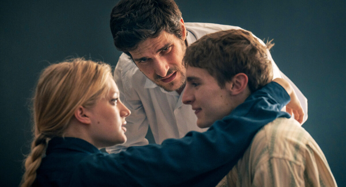 Louis Garrel, Nadia Tereszkiewicz e Vassilli Schneider in Forever Young (Credits: Lucky Red)