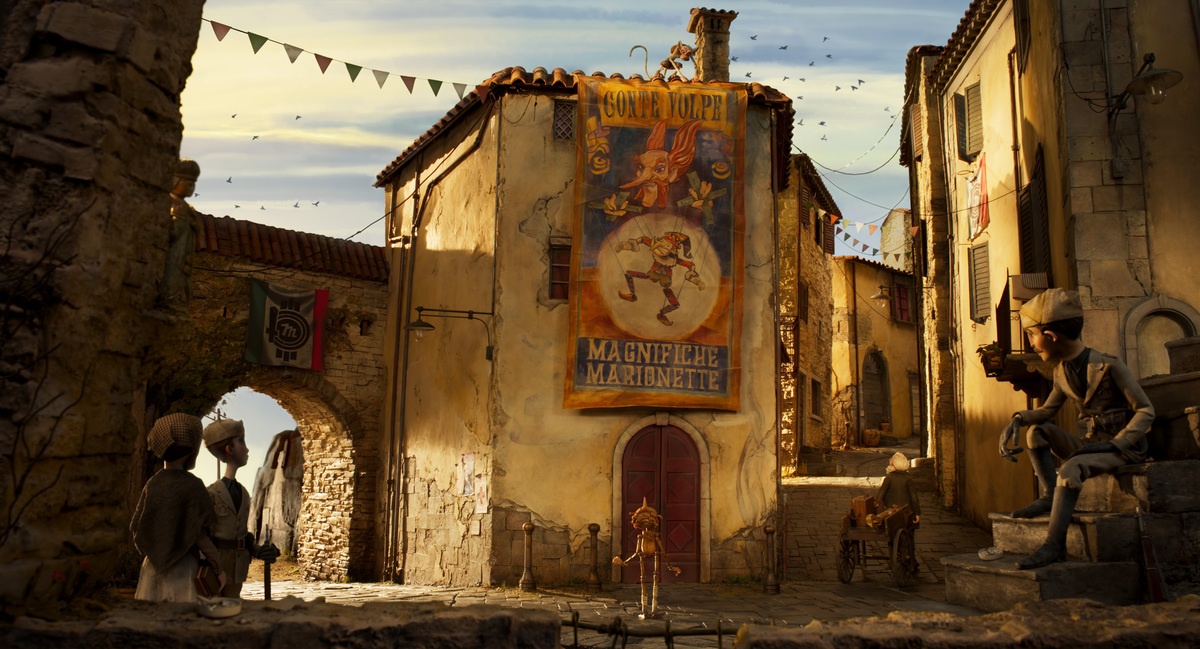 L'Italia fascista fa da sfondo al Pinocchio di Guillermo del Toro. Sopra il manifesto del Circo del Conte Volpe (Christoph Waltz), la scimmietta Spazzatura (Cate Blanchett) (Credits: Netflix © 2022)