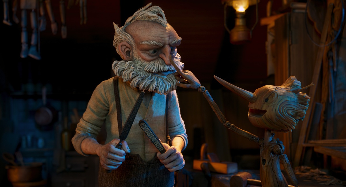Geppetto (David Bradley) con il Pinocchio di Guillermo del Toro (Credits: Netflix © 2022)