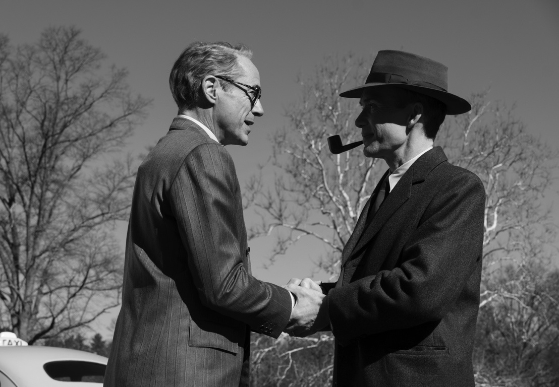 Lewis Strauss (Robert Downey Jr) accoglie a Princeton J. Robert Oppenheimer (Cillian Murphy)