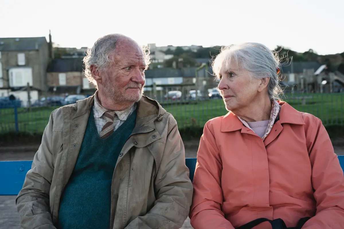Jim Broadbent e Penelope Wilton ne L'imprevedibile viaggio di Harold Fry (Credits Embankment Films)