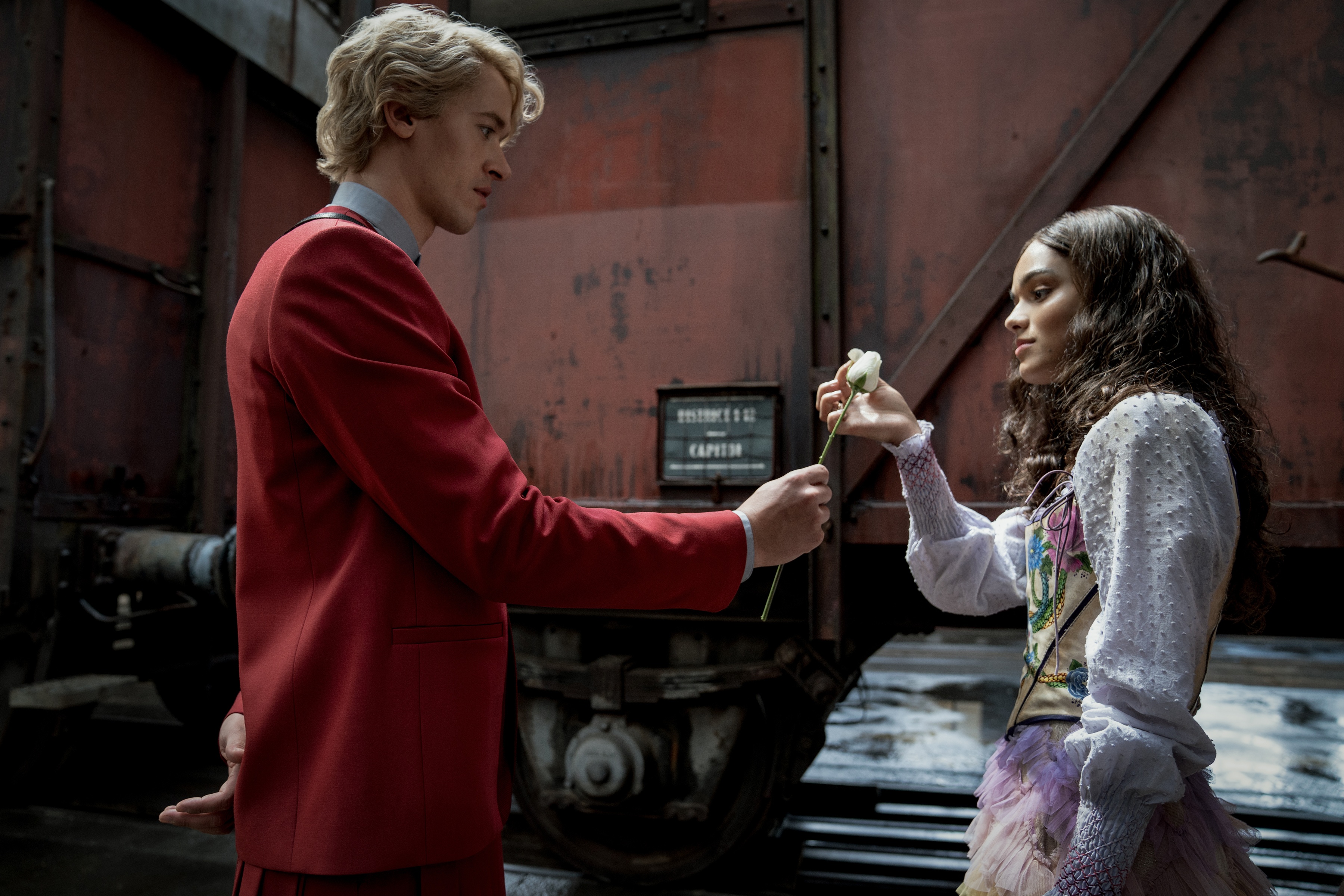 Rachel Zegler e Tom Blyth in Hunger Games - La Ballata dell'Usignolo e del Serpente (Credits: Notorious Pictures)